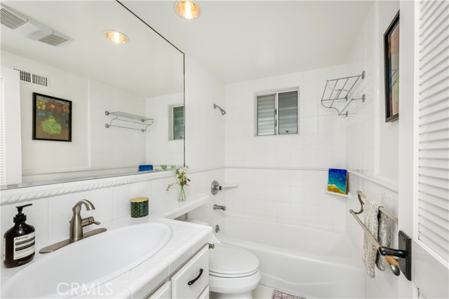 1071 Oro Street, Laguna Beach CA: https://media.crmls.org/medias/5a7876a3-e72c-43c4-a522-1884485b8151.jpg
