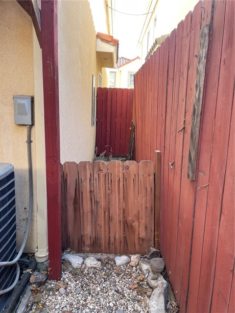 Detail Gallery Image 9 of 18 For 8425 Burnet Ave #4,  North Hills,  CA 91343 - 4 Beds | 3 Baths