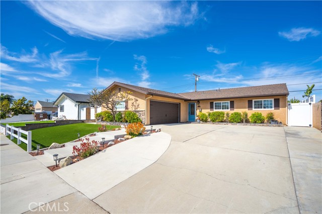 Image 4 of 43 For 4611 Myra  