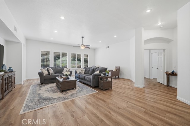 Detail Gallery Image 4 of 37 For 23553 Bending Oak Ct, Murrieta,  CA 92562 - 4 Beds | 2/1 Baths