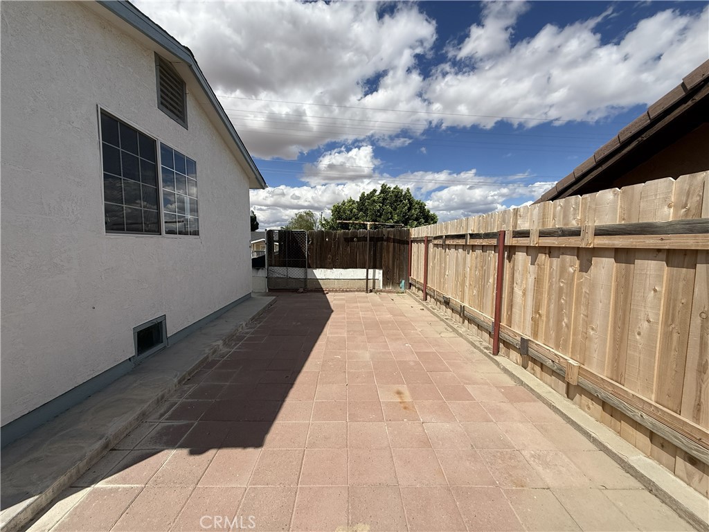 https://media.crmls.org/medias/5a811029-ebaa-4a11-ae52-def5707b86ca.jpg?preset=X-Large