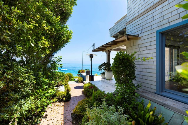 1051 Marine Drive, Laguna Beach CA: https://media.crmls.org/medias/5a813b97-b370-4b48-bc90-39f3519087d7.jpg