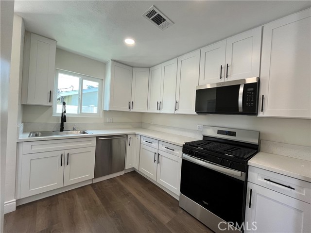 Detail Gallery Image 4 of 13 For 24101 Victory, West Hills,  CA 91307 - 3 Beds | 2 Baths