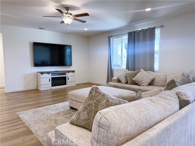 14680 Spanish Bay Way, Chowchilla CA: https://media.crmls.org/medias/5a831e21-e2b6-476f-b449-b6767a33d9e8.jpg