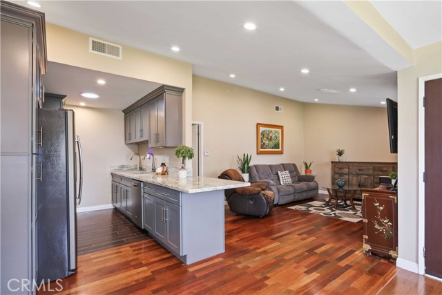 Detail Gallery Image 6 of 24 For 19221 Avenue of the Oaks a,  Newhall,  CA 91321 - 2 Beds | 1 Baths