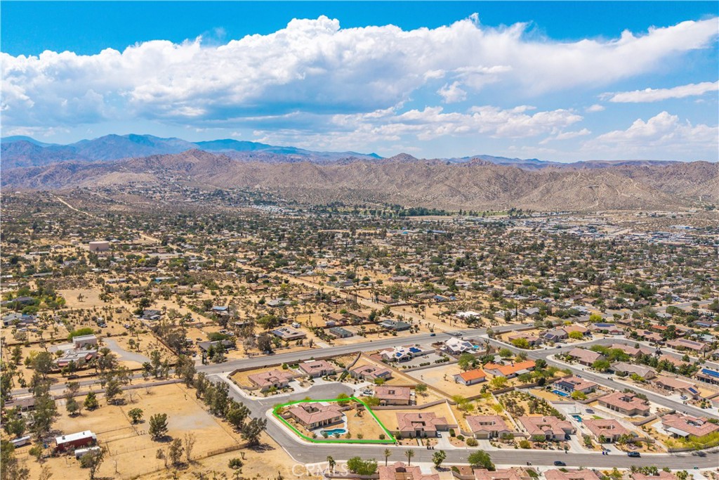 https://media.crmls.org/medias/5a8b3152-7a04-45b2-854a-ccb71a99283c.jpg?preset=X-Large