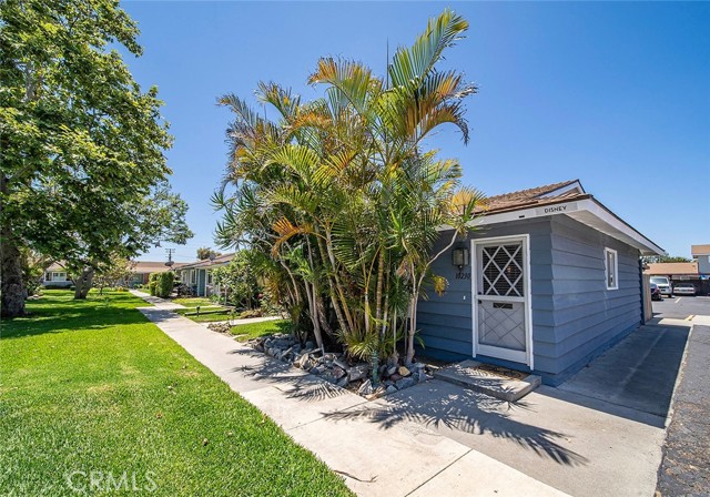 10230 Disney Circle, Huntington Beach CA: https://media.crmls.org/medias/5a8ebf3d-9a04-4b77-9d90-f9cb623c0e83.jpg