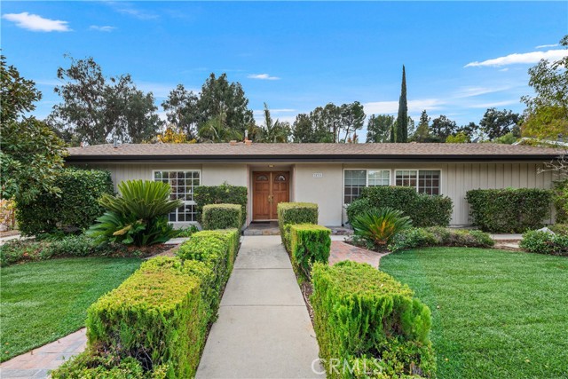 Detail Gallery Image 1 of 35 For 24316 Burbank Bld, Woodland Hills,  CA 91367 - 4 Beds | 2 Baths