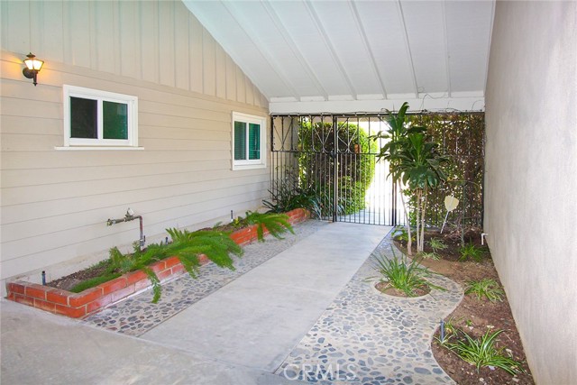Detail Gallery Image 2 of 26 For 19756 Collier, Woodland Hills,  CA 91364 - 4 Beds | 2/1 Baths