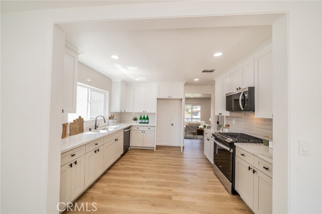 Detail Gallery Image 10 of 30 For 18987 Mindanao St, Bloomington,  CA 92316 - 4 Beds | 2 Baths