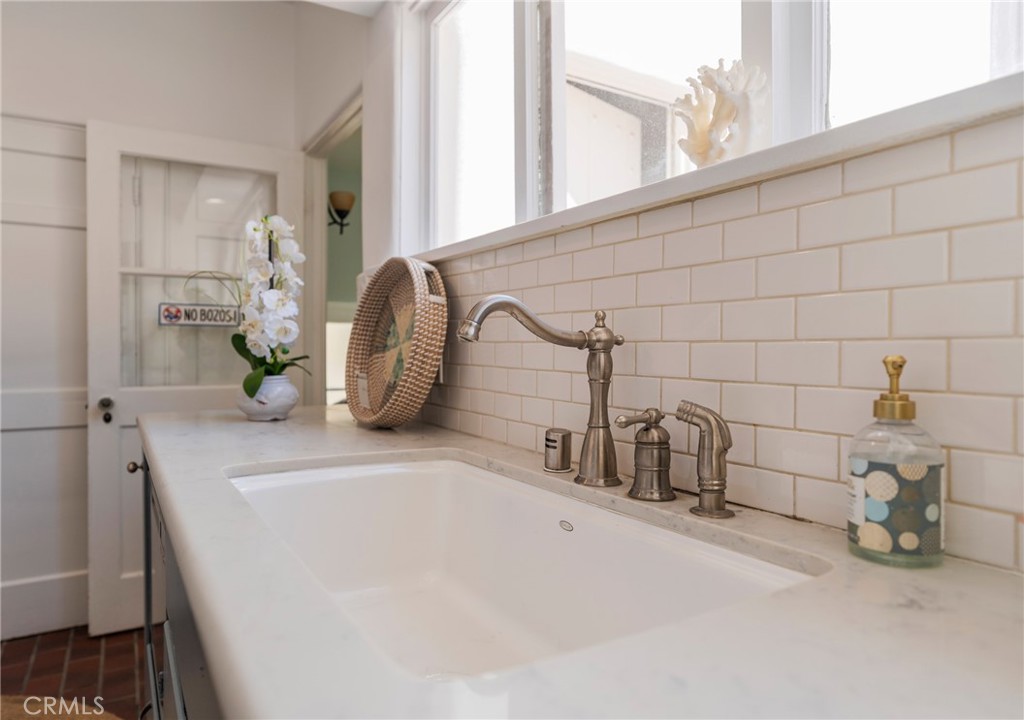 https://media.crmls.org/medias/5a92a6e3-ad09-4607-8857-fe292cc443e8.jpg?preset=X-Large