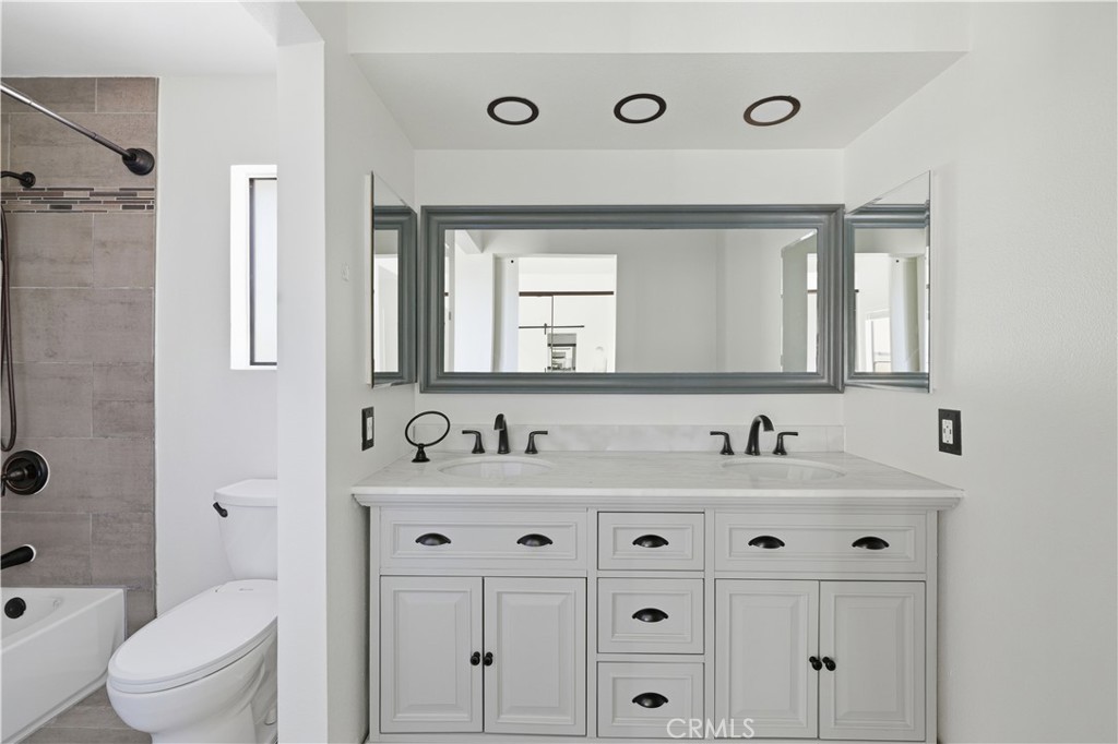 https://media.crmls.org/medias/5a95472f-09a8-4f26-b00c-417ca8f535fc.jpg?preset=X-Large