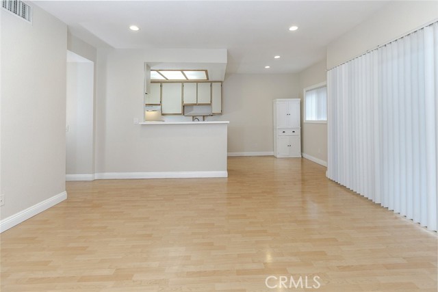620 N 6th Street, Burbank CA: https://media.crmls.org/medias/5a9798ab-dd66-4d0b-8a96-f7f79713c990.jpg