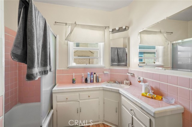 1200 N Kenmore Avenue, Los Angeles CA: https://media.crmls.org/medias/5a979ea5-9ec4-4526-ae33-267f336ce9ab.jpg