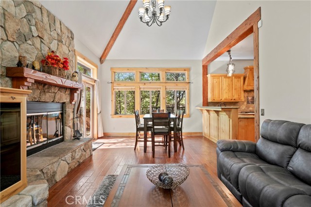 1034 Teakwood Drive, Lake Arrowhead CA: https://media.crmls.org/medias/5a9a9732-221c-45da-bcea-3b96aefb0479.jpg