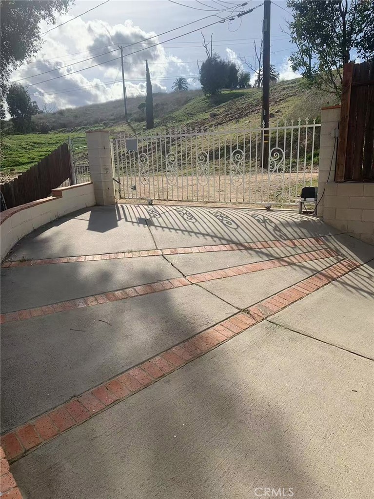 https://media.crmls.org/medias/5a9b2569-60fb-44f2-9c45-bcbfb08693dd.jpg?preset=X-Large