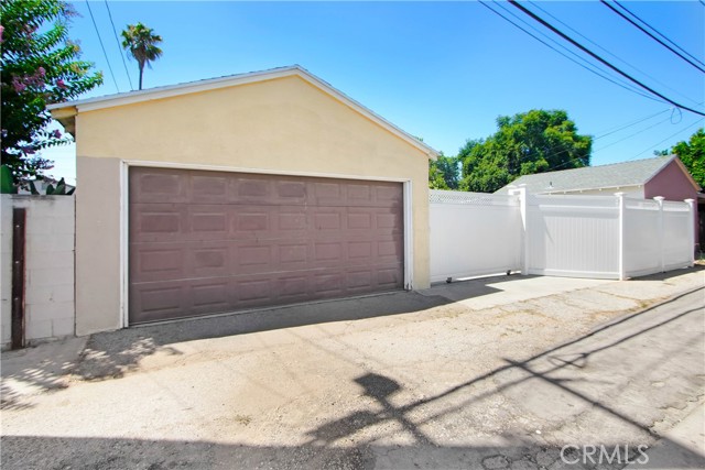 Detail Gallery Image 3 of 15 For 18003 Saticoy St, Reseda,  CA 91335 - 3 Beds | 2 Baths