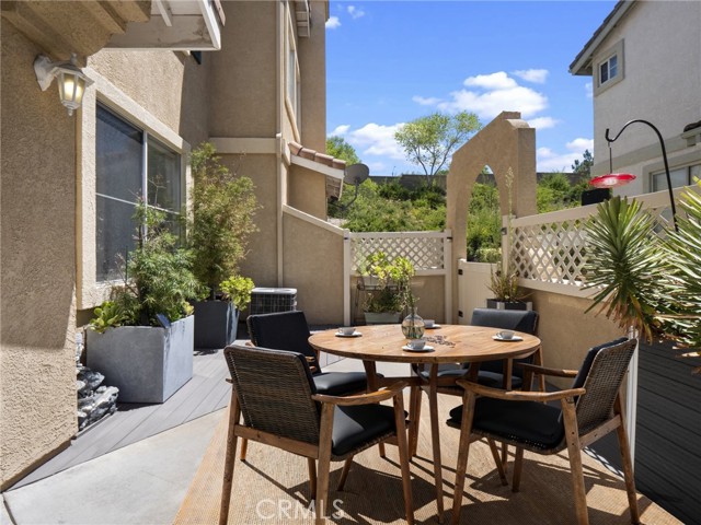 Detail Gallery Image 2 of 33 For 25403 Silver Crest Ct, Saugus,  CA 91350 - 3 Beds | 2/1 Baths