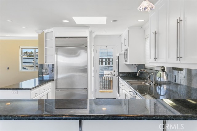209 Crest Drive, Manhattan Beach CA: https://media.crmls.org/medias/5aa2b758-4bc7-487c-8af1-95b0988b92d3.jpg