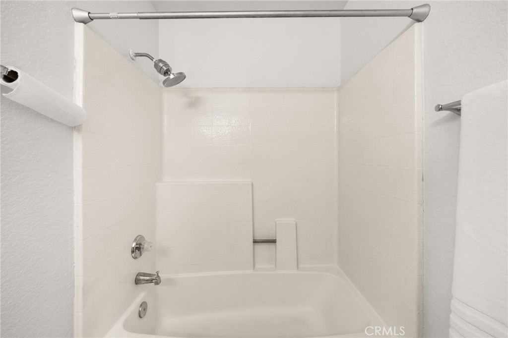 https://media.crmls.org/medias/5aa427e1-1921-45e5-acc3-24ddcf75fdf2.jpg?preset=X-Large
