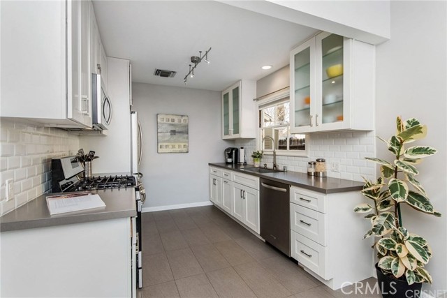 Detail Gallery Image 13 of 41 For 6600 Noble Ave, Van Nuys,  CA 91405 - 4 Beds | 2 Baths