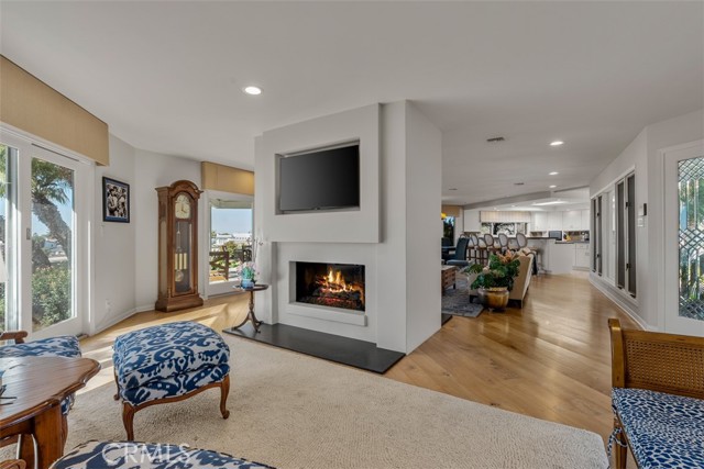 Detail Gallery Image 11 of 31 For 4501 Roxbury Rd, Corona Del Mar,  CA 92625 - 3 Beds | 3/1 Baths