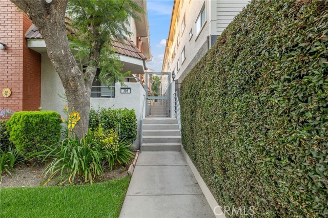 301 W Loraine Street, Glendale CA: https://media.crmls.org/medias/5aa78dea-2d29-47da-9624-0feb13c74b2b.jpg