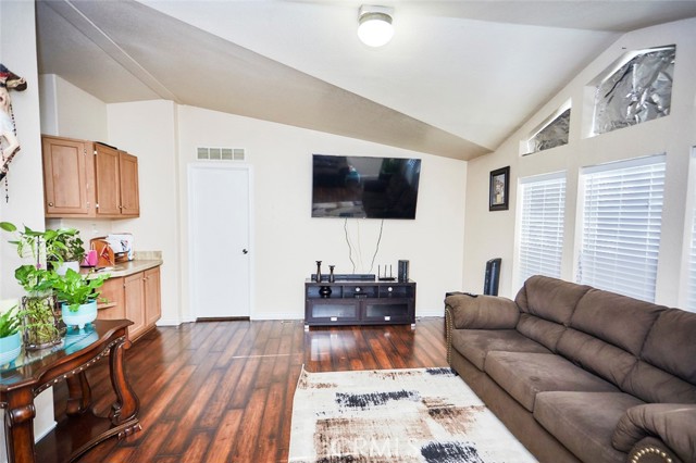 Detail Gallery Image 14 of 37 For 11025 Locust Ave, Lucerne Valley,  CA 92356 - 3 Beds | 2 Baths