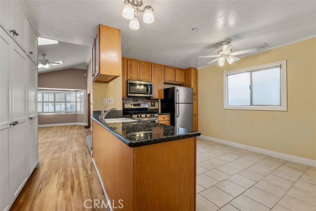 55 B Surfside Avenue, Surfside CA: https://media.crmls.org/medias/5aa8e479-fb50-4a6f-912b-d4e00a92ab9e.jpg