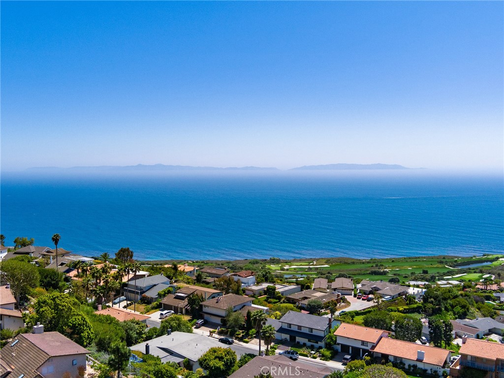 https://media.crmls.org/medias/5aa91204-96f9-484c-985e-a54a6df91886.jpg?preset=X-Large
