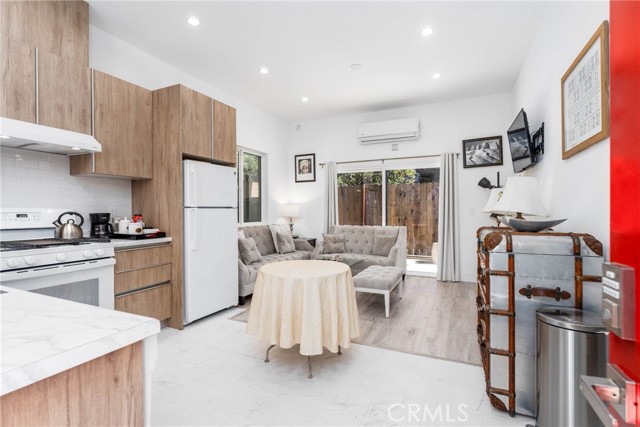 Detail Gallery Image 30 of 60 For 14027 Wyandotte St, Van Nuys,  CA 91405 - 4 Beds | 4 Baths