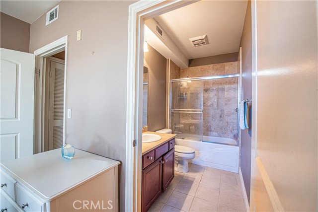 Detail Gallery Image 11 of 20 For 15206 Burbank Bld #308,  Sherman Oaks,  CA 91411 - 2 Beds | 2/1 Baths