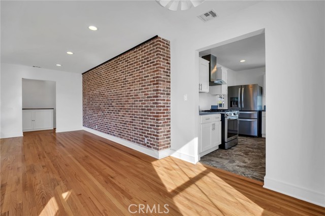 Detail Gallery Image 9 of 29 For 6630 Mclennan, Lake Balboa,  CA 91406 - 3 Beds | 2 Baths