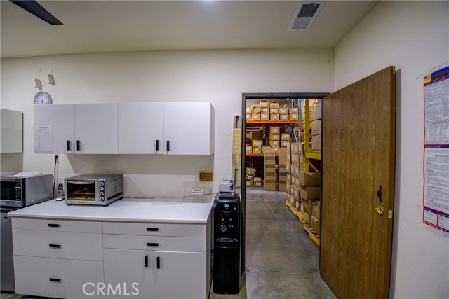 21352 Nordhoff Street, Chatsworth (los Angeles), California 91311, ,Commercial Sale,For Sale,21352 Nordhoff Street,CRSR24012959