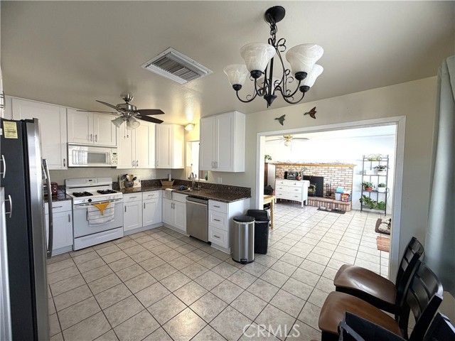 Detail Gallery Image 4 of 24 For 1600 Church St, Barstow,  CA 92311 - 4 Beds | 1/1 Baths