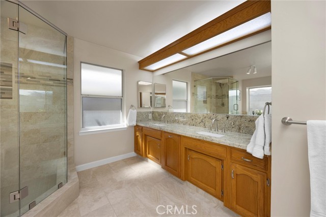 7705 Terry John Avenue, Bakersfield CA: https://media.crmls.org/medias/5ab5c05c-f8cb-4c78-8d8b-e1abfcd06d10.jpg