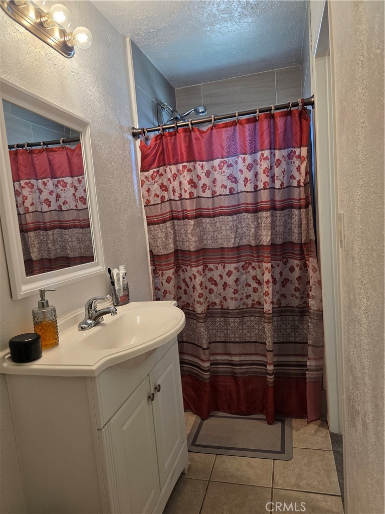 https://media.crmls.org/medias/5ab9e5e9-efe9-4c93-8c4b-8a5d0cb42485.jpg?preset=X-Large
