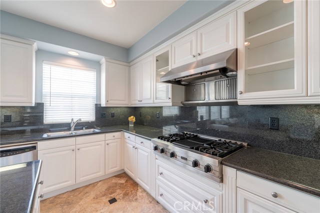 Detail Gallery Image 11 of 49 For 6267 Pacific Pointe Dr, Huntington Beach,  CA 92648 - 3 Beds | 2/1 Baths