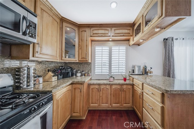 Detail Gallery Image 12 of 39 For 9775 via Roma, Burbank,  CA 91504 - 2 Beds | 3 Baths