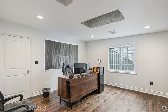 6000 Woodman Avenue, Van Nuys CA: https://media.crmls.org/medias/5abe9593-6e18-4eff-abbd-802efbf137c2.jpg