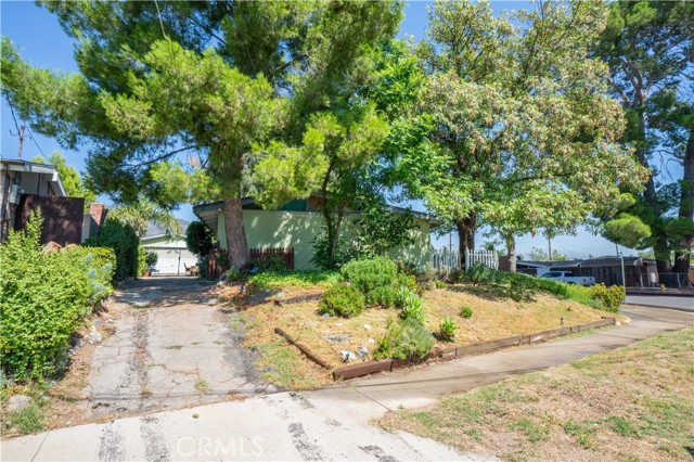 13742 Sproule Avenue photo 3