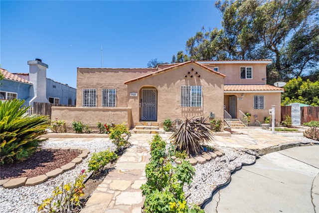 2525 S Cochran Avenue, Los Angeles CA: https://media.crmls.org/medias/5ac129a3-ee8d-4834-b0a1-4b2acbad77c5.jpg