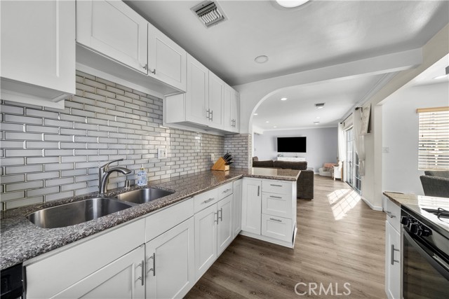 Detail Gallery Image 14 of 41 For 18019 Tiara, Encino,  CA 91316 - 4 Beds | 2 Baths