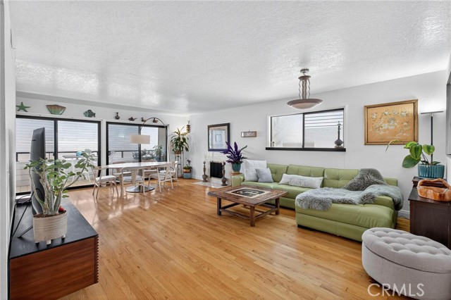 Detail Gallery Image 2 of 27 For 431 Camino De Las Colinas, Redondo Beach,  CA 90277 - 3 Beds | 3 Baths