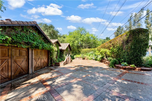 302 W Carter Avenue, Sierra Madre CA: https://media.crmls.org/medias/5ac39728-d142-4aca-8b0b-8c4588f5b072.jpg