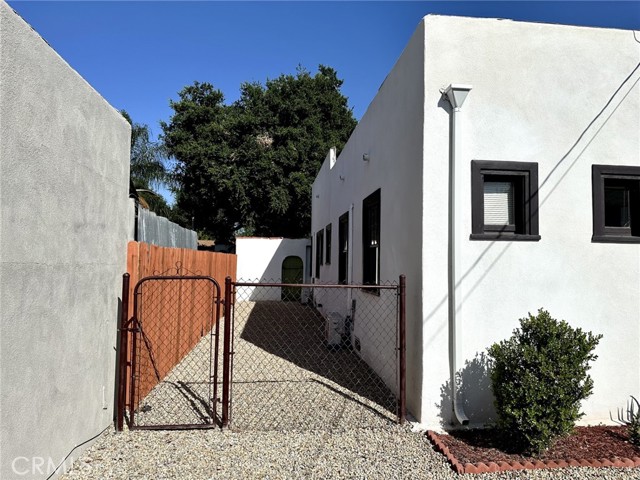 5743 Magnolia Avenue, Riverside CA: https://media.crmls.org/medias/5ac674dc-4f75-4431-a0ce-6f4b9589ccd1.jpg
