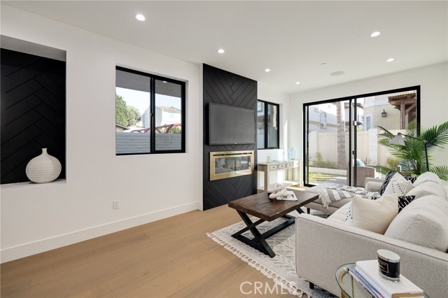 Detail Gallery Image 14 of 33 For 2414 Clark Ln #B,  Redondo Beach,  CA 90278 - 4 Beds | 4/2 Baths