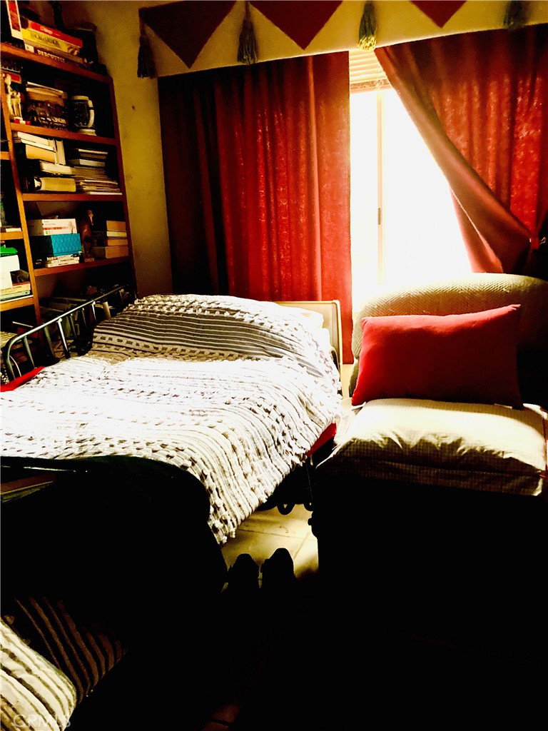 https://media.crmls.org/medias/5ac90163-c0b7-44b1-b2e9-3131280d00e2.jpg?preset=X-Large