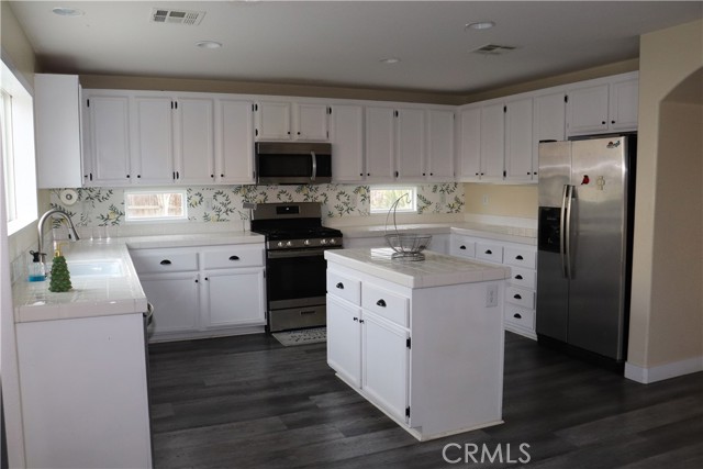 Detail Gallery Image 8 of 53 For 9375 Agave, Hesperia,  CA 92344 - 4 Beds | 2/1 Baths