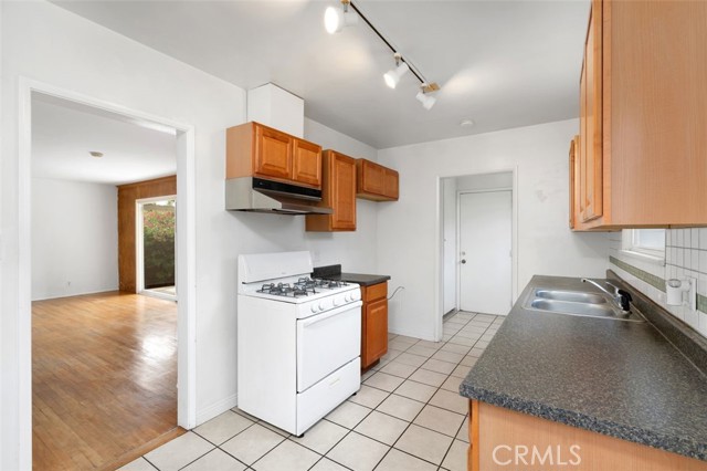9933 Norwich Avenue, Mission Hills (San Fernando) CA: https://media.crmls.org/medias/5acab20a-e691-41ef-8e13-6ecd102ac40e.jpg
